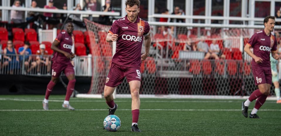 Jugador del Birmingham Legion con el balón