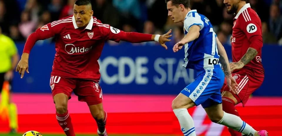 Jugador de Sevilla regateando a rival de Espanyol