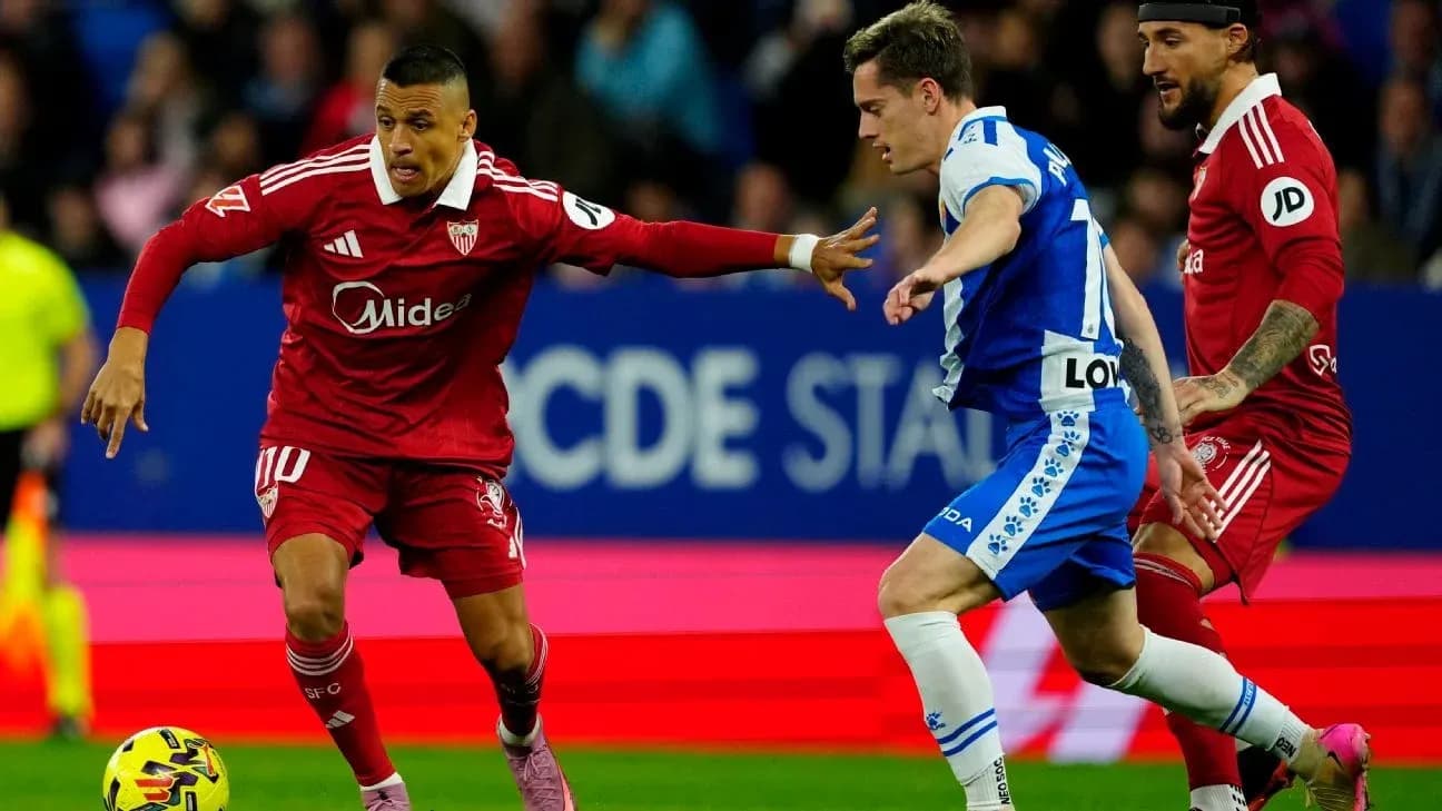 Jugador de Sevilla regateando a rival de Espanyol