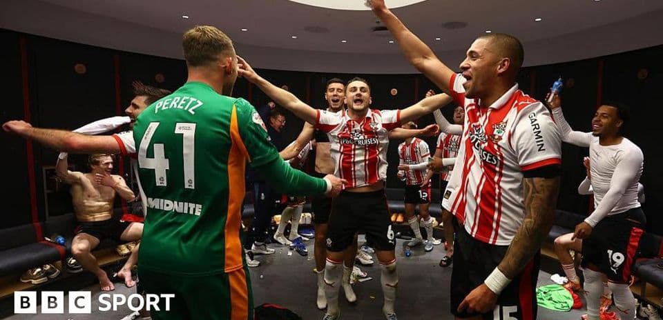Jugadores celebrando en el vestuario tras el partido