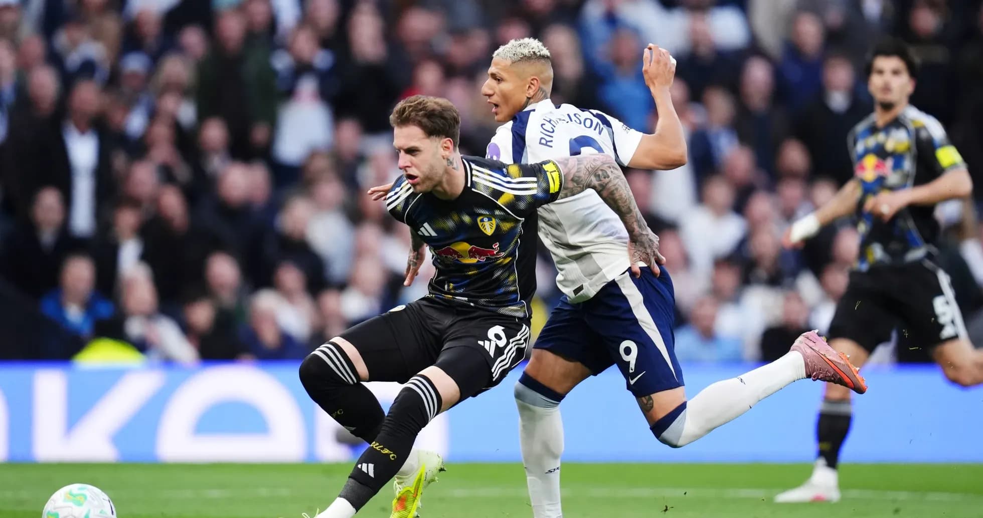 Jugador de Leeds luchando por el balón contra Tottenham