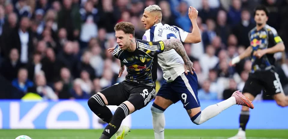 Jugador de Leeds luchando por el balón contra Tottenham
