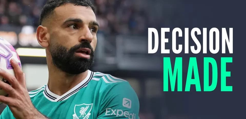 Mohamed Salah sosteniendo un balón durante un partido