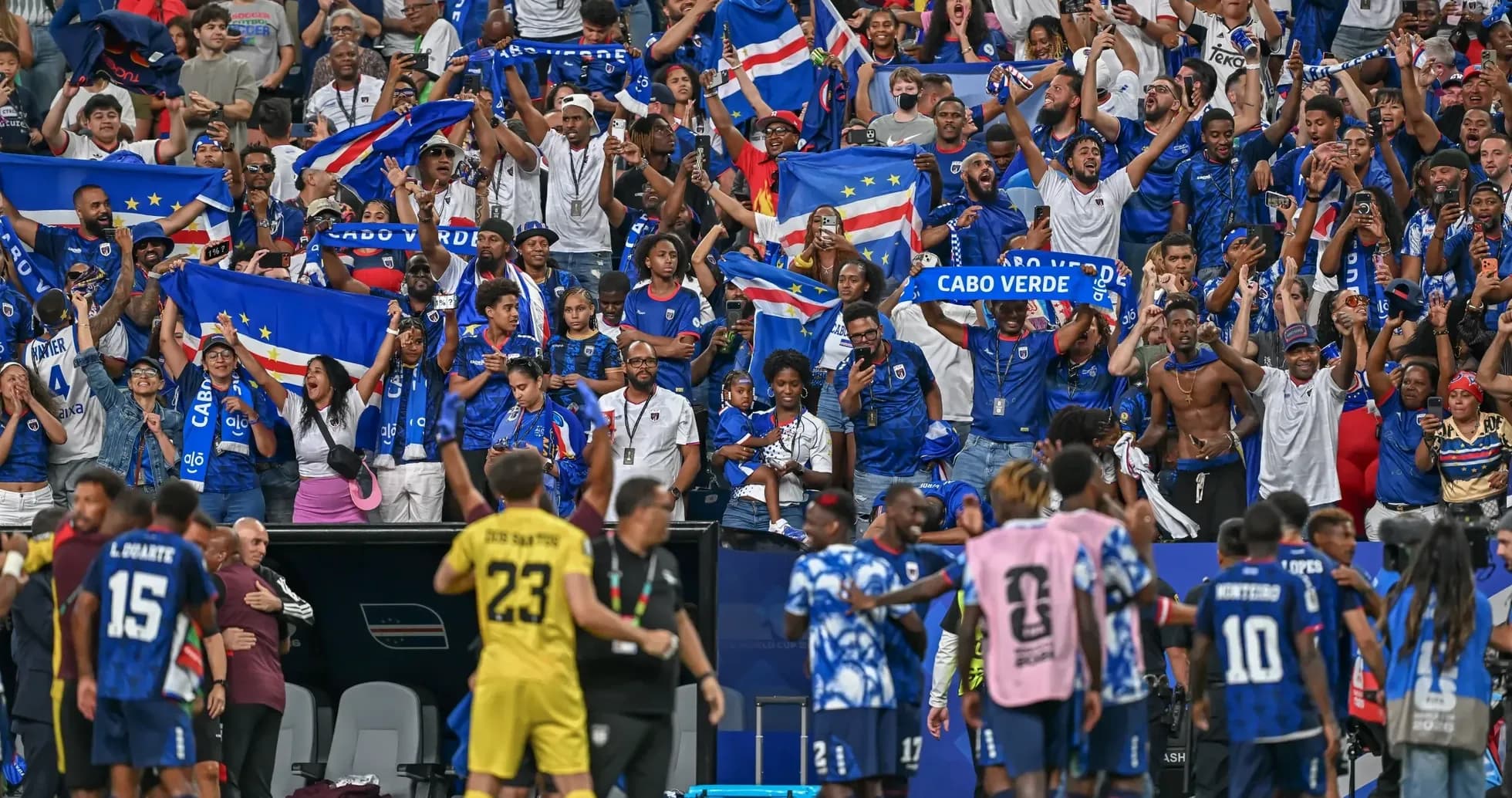 Aficionados de Cabo Verde celebrando en el partido