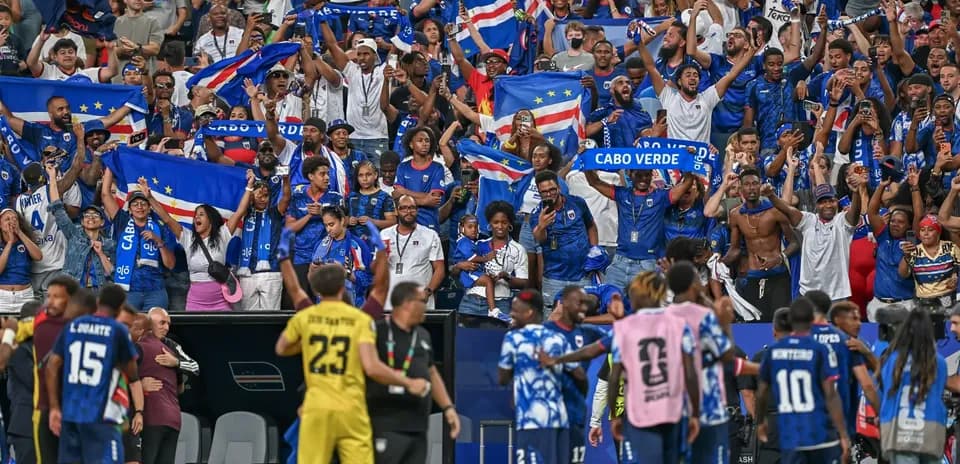 Aficionados de Cabo Verde celebrando en el partido
