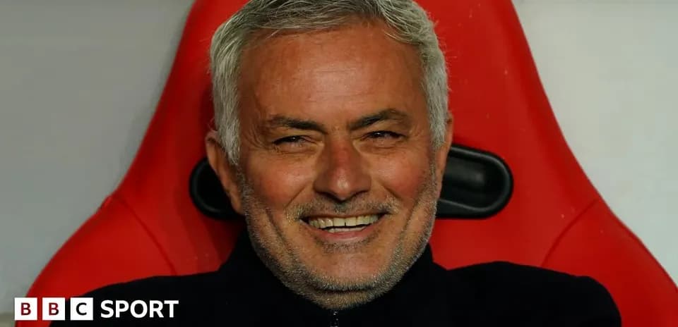 Entrenador sonriente sentado en banco de suplentes