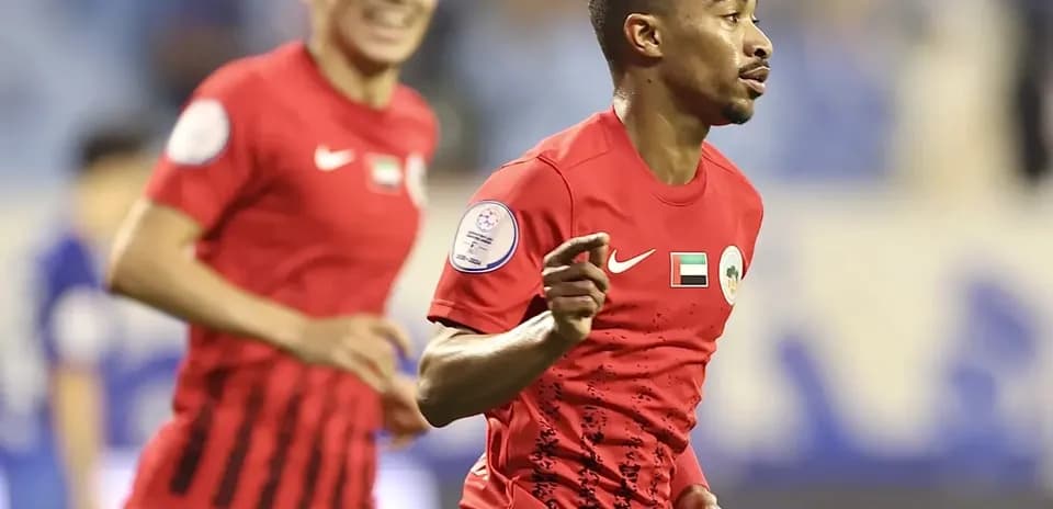 Jugador celebrando gol en partido de fútbol