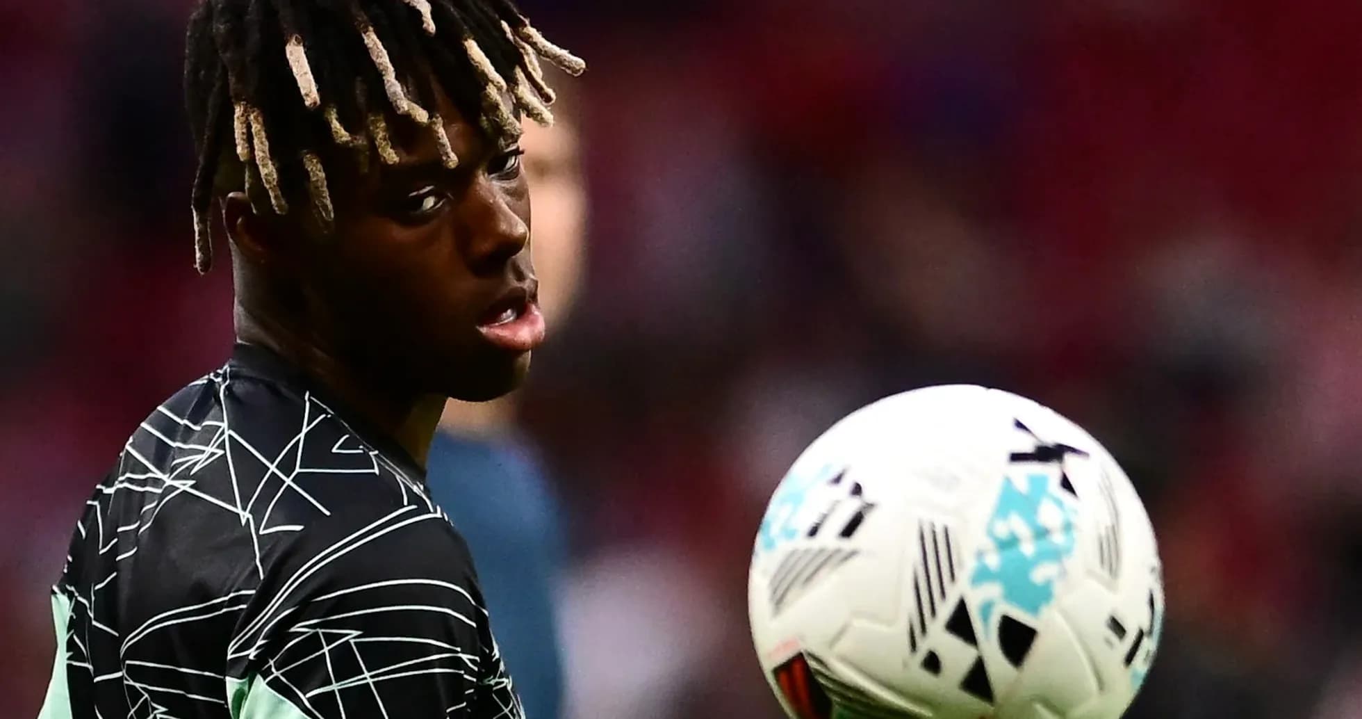Jugador durante el calentamiento con balón en movimiento