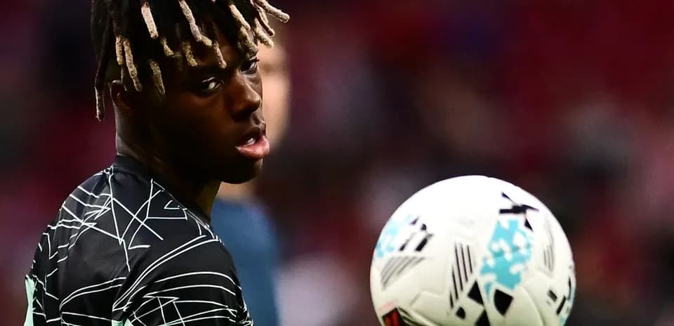 Jugador durante el calentamiento con balón en movimiento