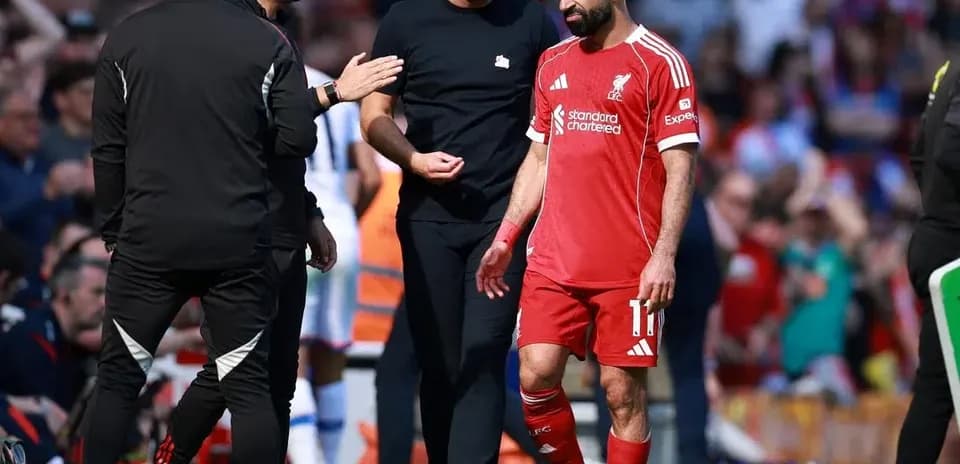 Mohamed Salah saliendo del campo con el personal médico