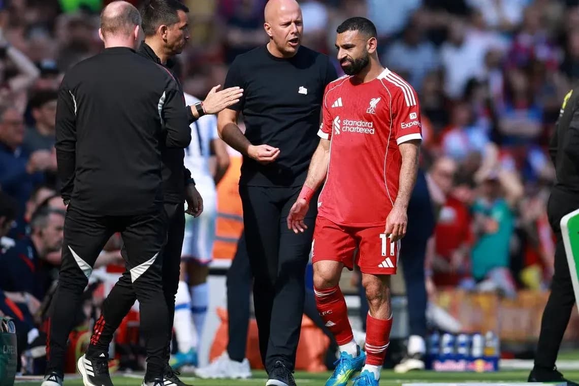 Mohamed Salah saliendo del campo con el personal médico