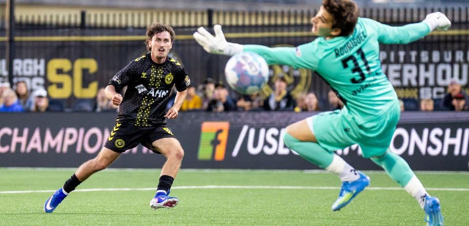 Jugador de Pittsburgh Riverhounds disparando a la portería