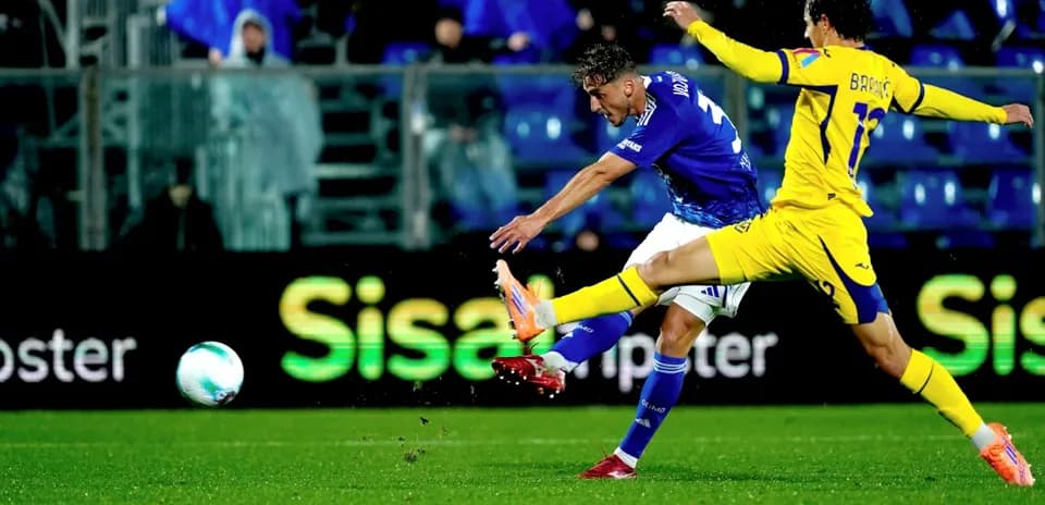 Jugador de Hellas Verona chutando el balón