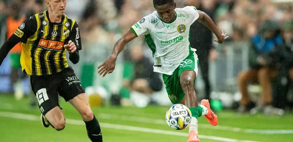 Jugador con balón siendo perseguido por oponente