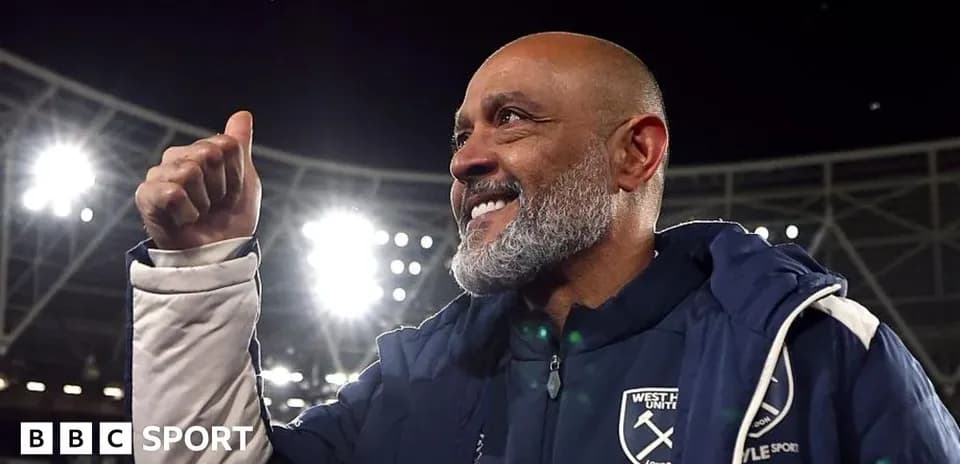 Entrenador de West Ham United saludando a la afición
