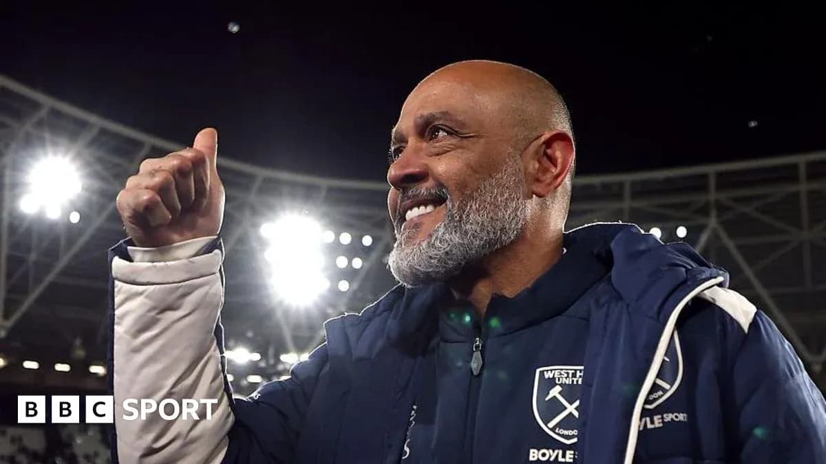 Entrenador de West Ham United saludando a la afición