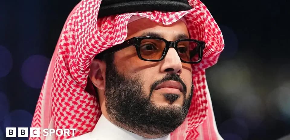 Hombre con gafas y ghutrah en evento deportivo