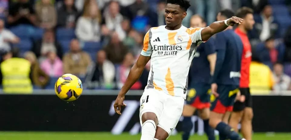 Jugador de Real Madrid lanzando el balón durante el partido