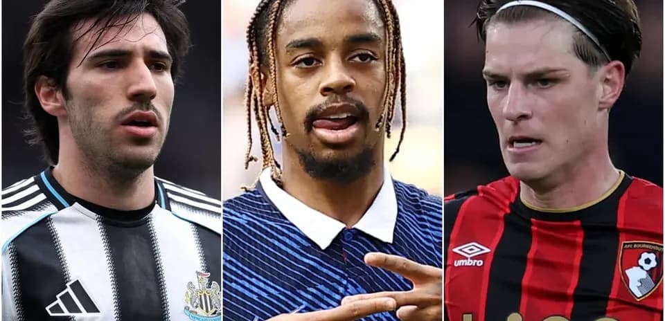Tres jugadores en primer plano con camisetas de fútbol
