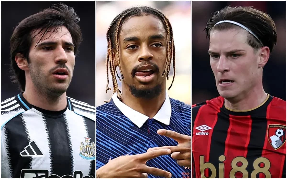 Tres jugadores en primer plano con camisetas de fútbol