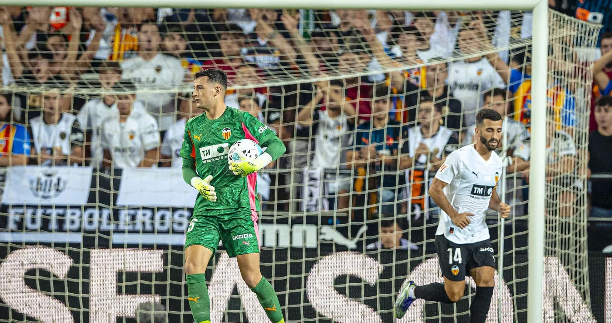 Portero de Valencia en acción durante el partido