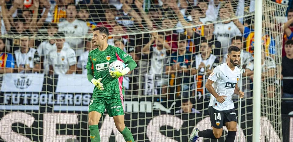 Portero de Valencia en acción durante el partido