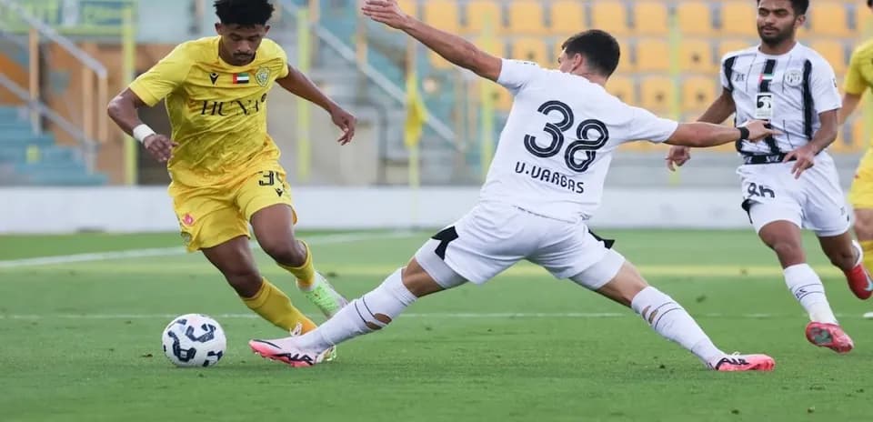 Jugador de Al Wasl U23 esquivando a defensor