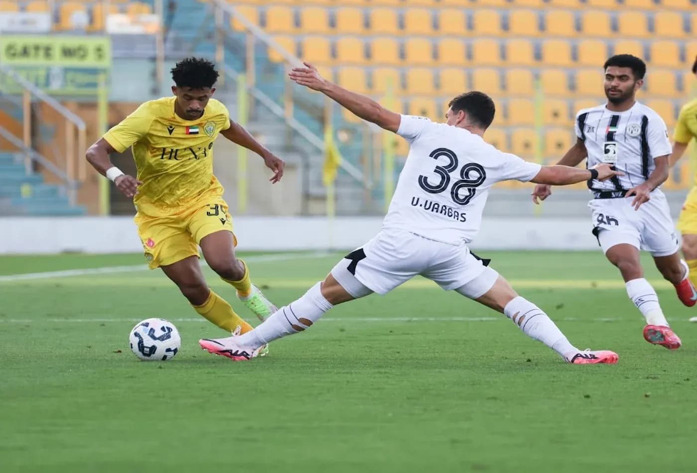 Jugador de Al Wasl U23 esquivando a defensor