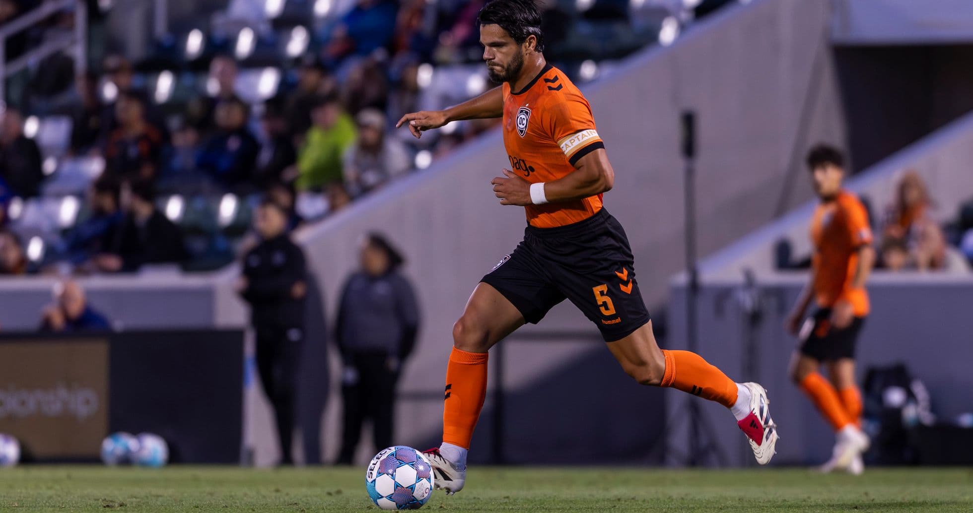 Jugador de Orange County SC durante el partido