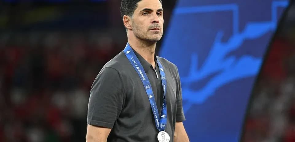 Entrenador con medalla de plata tras la final