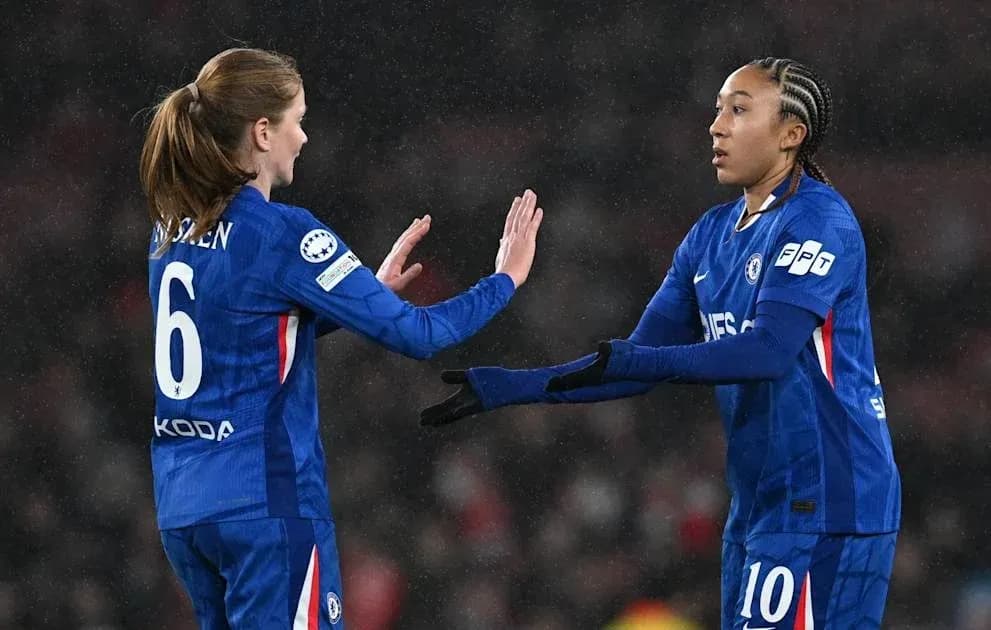 Jugadoras de Chelsea celebrando durante un partido