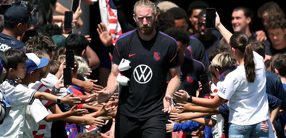 Jugador estadounidense saludando a los aficionados