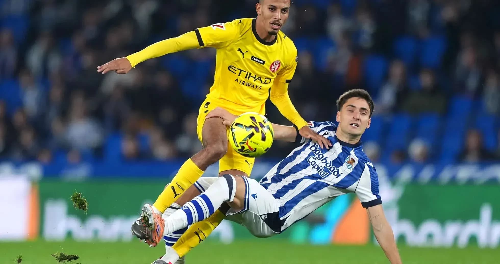 Jugadores de Girona y Real Sociedad en acción