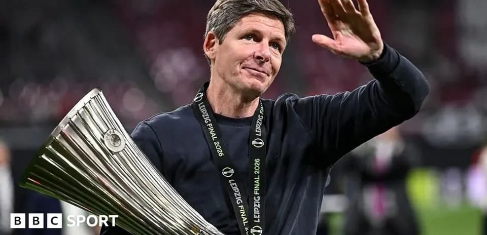 Entrenador levantando trofeo tras la final