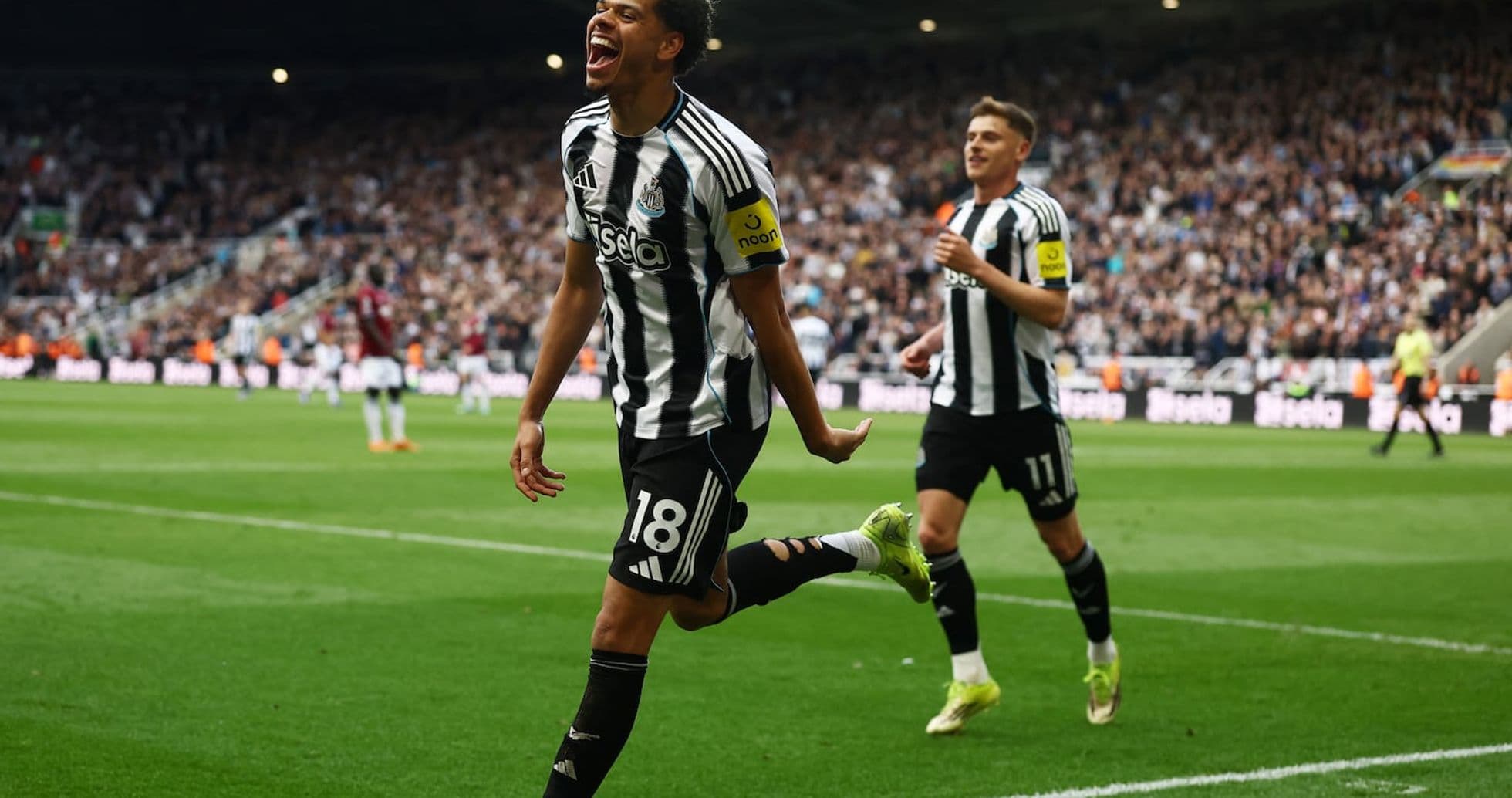Jugador de Newcastle celebra un gol