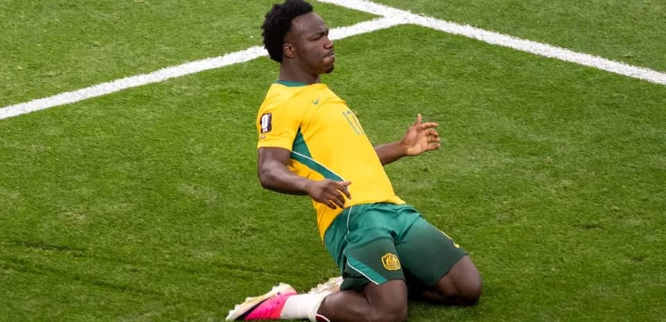Jugador celebrando en el campo de fútbol