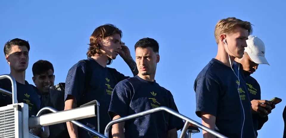 Jugadores descendiendo de un autobús en el aeropuerto