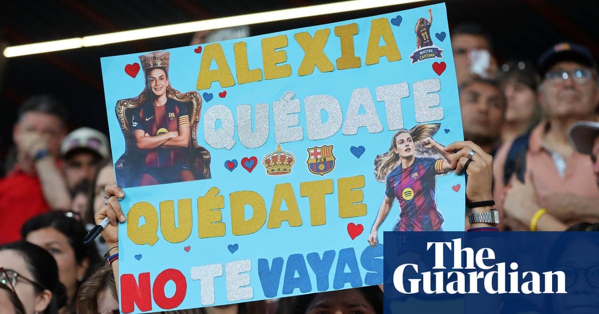 Aficionados sosteniendo un cartel de apoyo a Alexia
