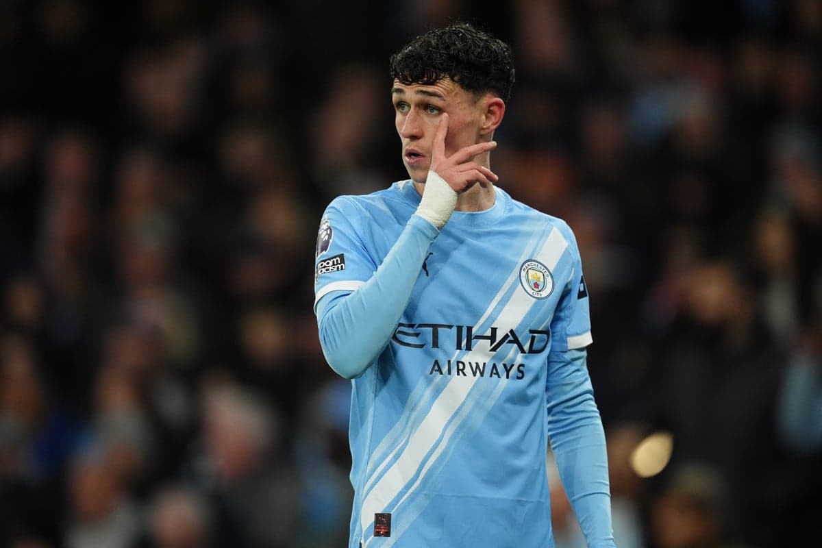 Jugador de Manchester City señalando durante el partido