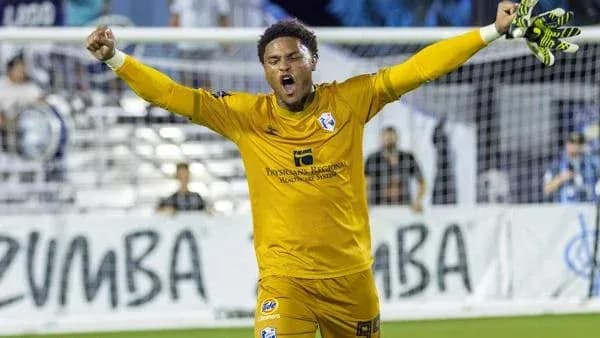 Portero celebrando con los brazos en alto