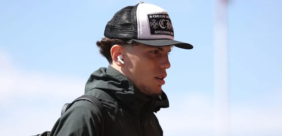 Jugador con gorra y auriculares en entrenamiento