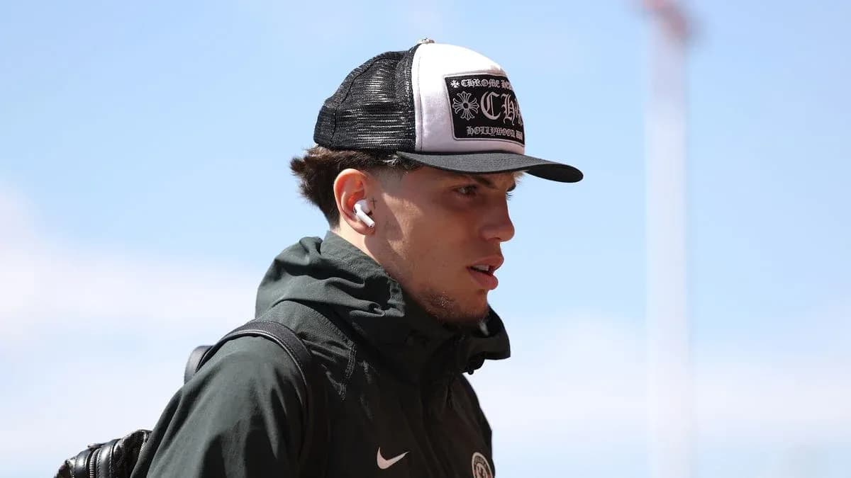 Jugador con gorra y auriculares en entrenamiento