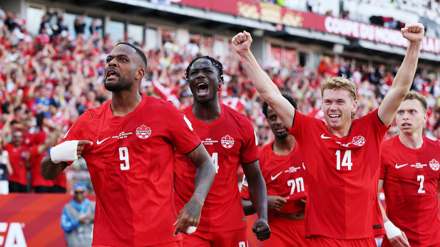 Jugadores de Canadá celebrando un gol