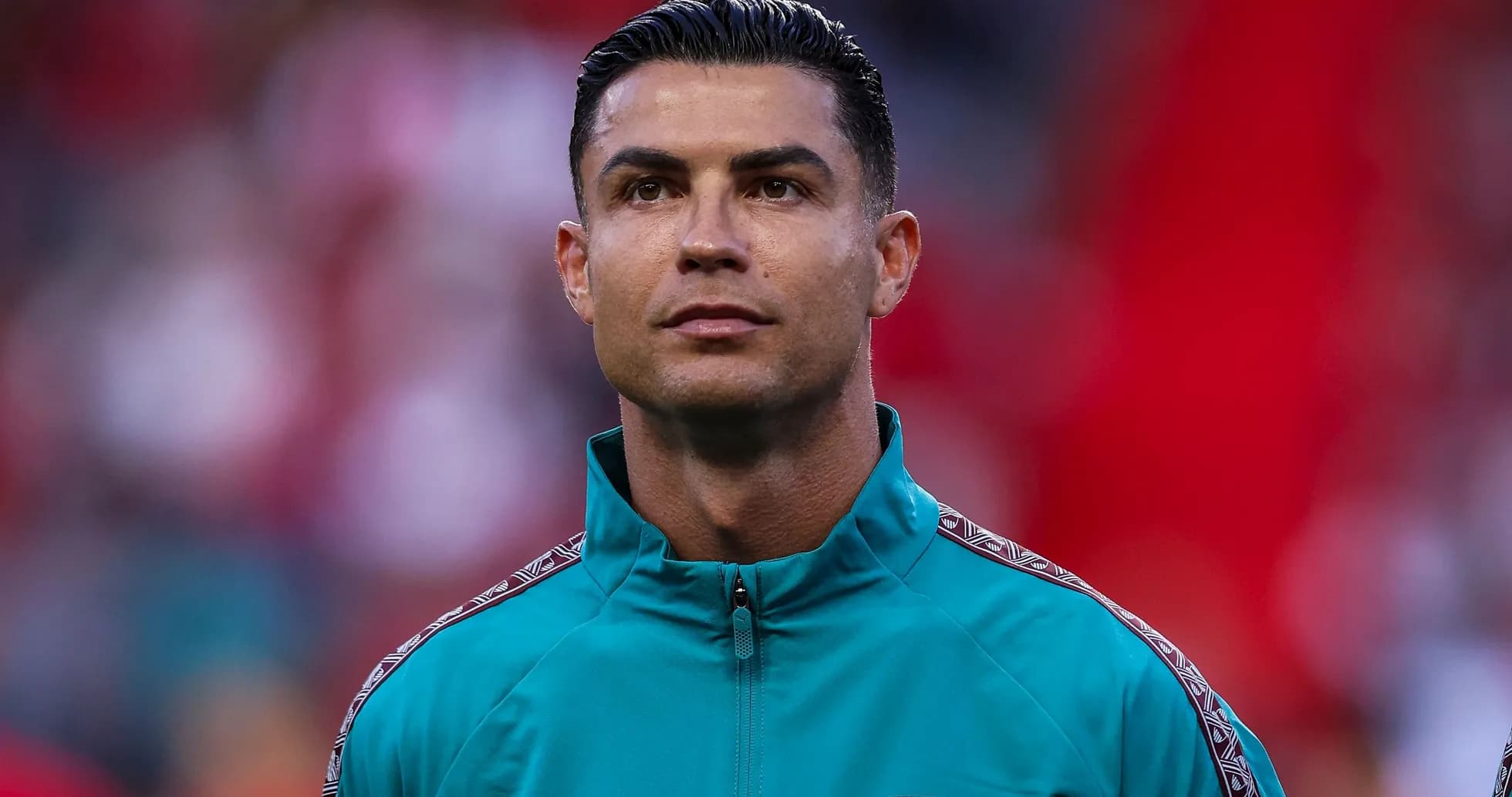 Jugador en uniforme de calentamiento antes del partido