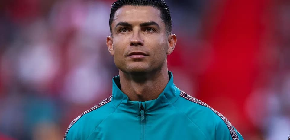 Jugador en uniforme de calentamiento antes del partido