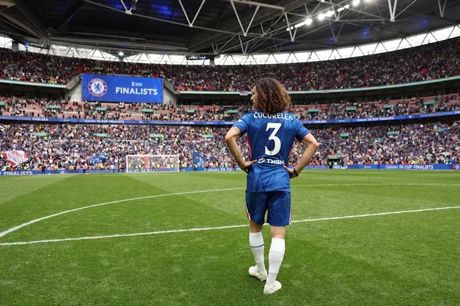 Cucurella de Chelsea en el campo de Wembley