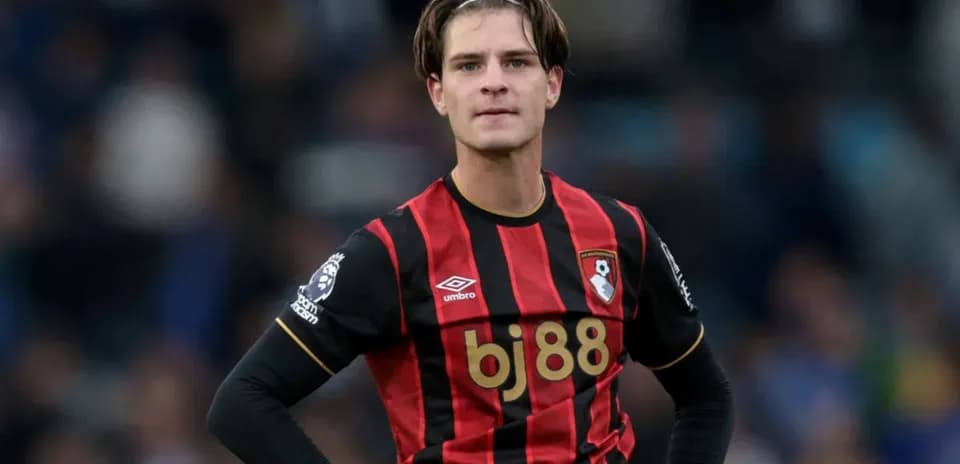 Jugador de Bournemouth con camiseta roja y negra