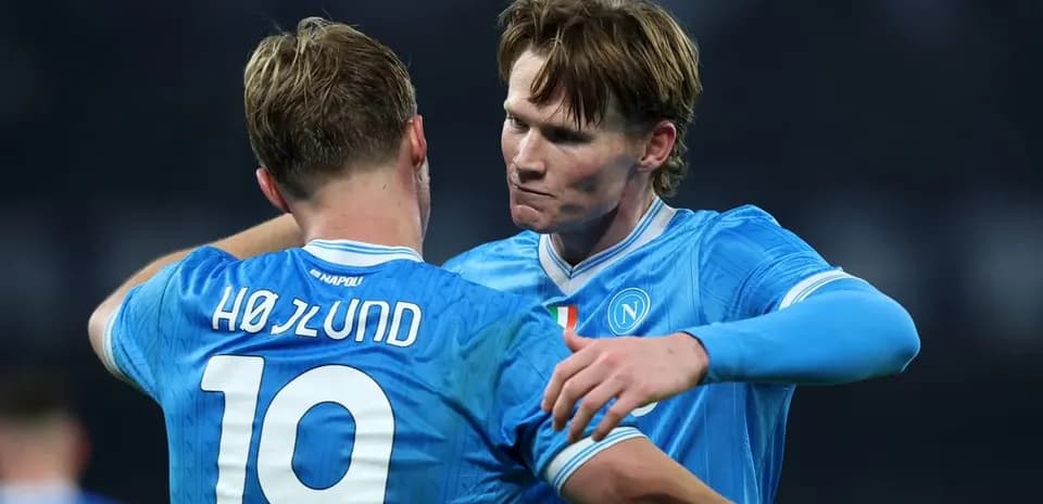 Dos jugadores de Napoli se abrazan en el campo
