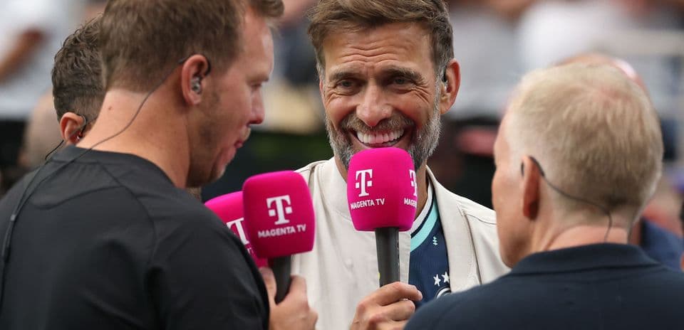 Presentadores entrevistando a un exjugador en evento