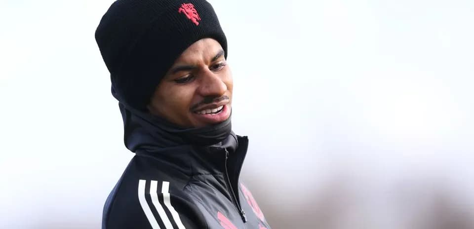 Jugador en entrenamiento con gorro y abrigo